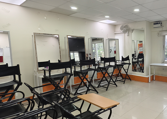 VLCC Chromepet makeup training room with student chairs, large mirrors, and makeup
                     stations.